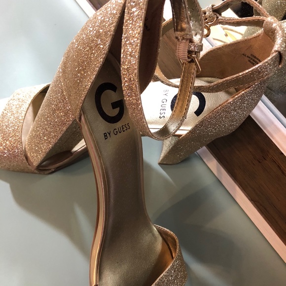 Size 8 Gold Guess Heel - Picture 1 of 5